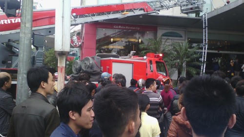 Rơi từ tầng 7, một công nhân lau kính nguy kịch